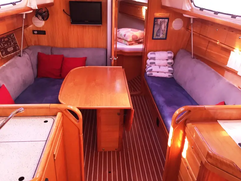 Skippy, Interior image