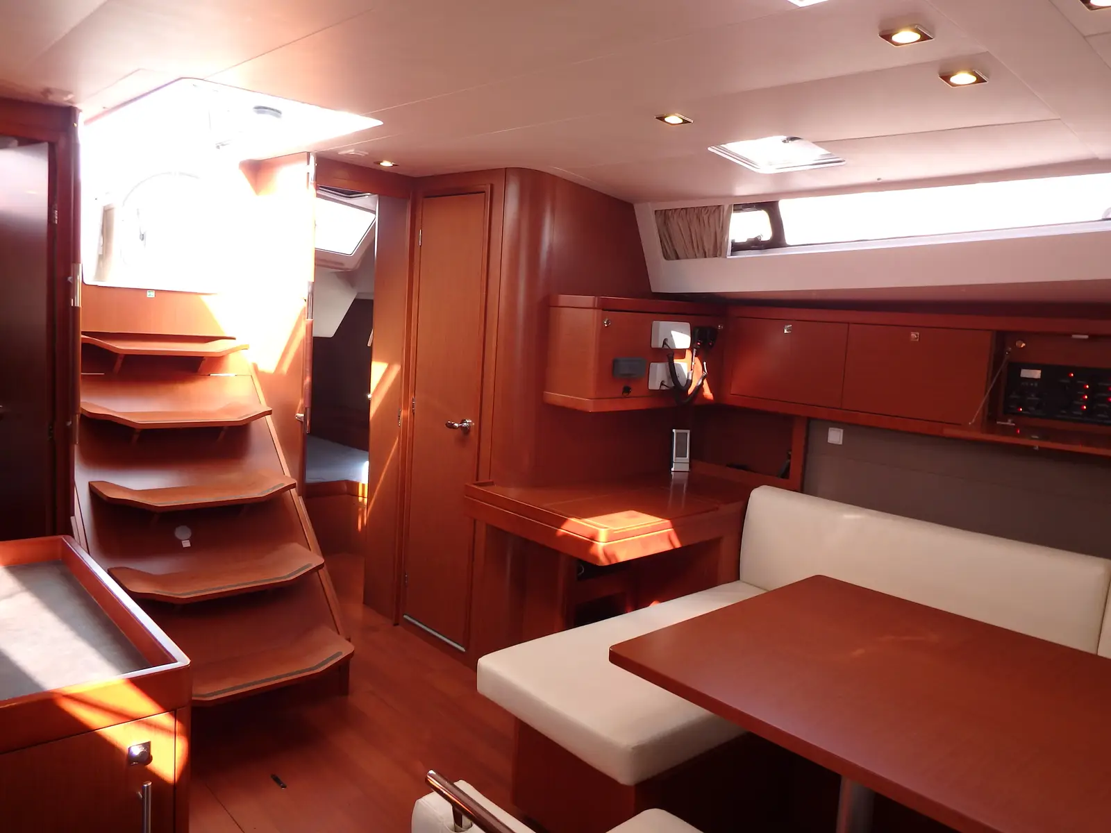 Oceanis 48, Interior image