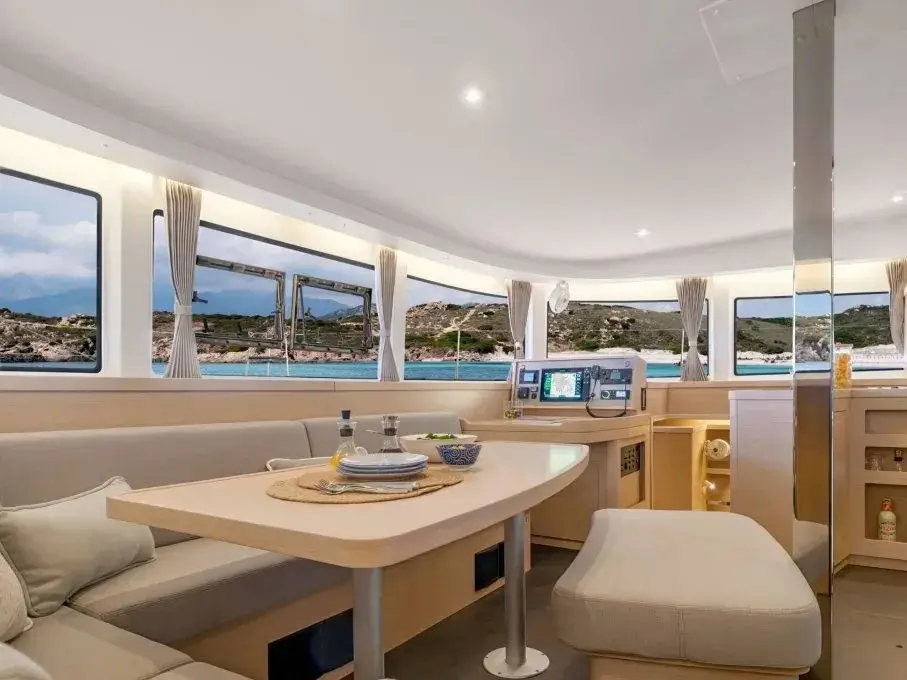 Lizzy II, Interior image