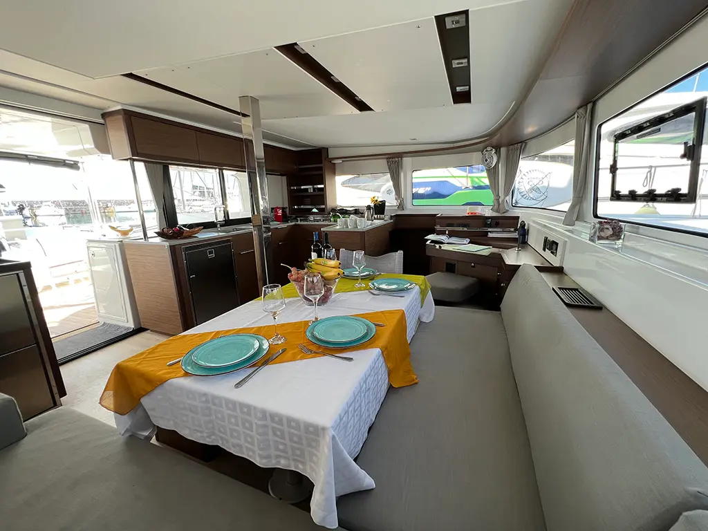 MPLE (air condition, generator, water maker) , Interior image