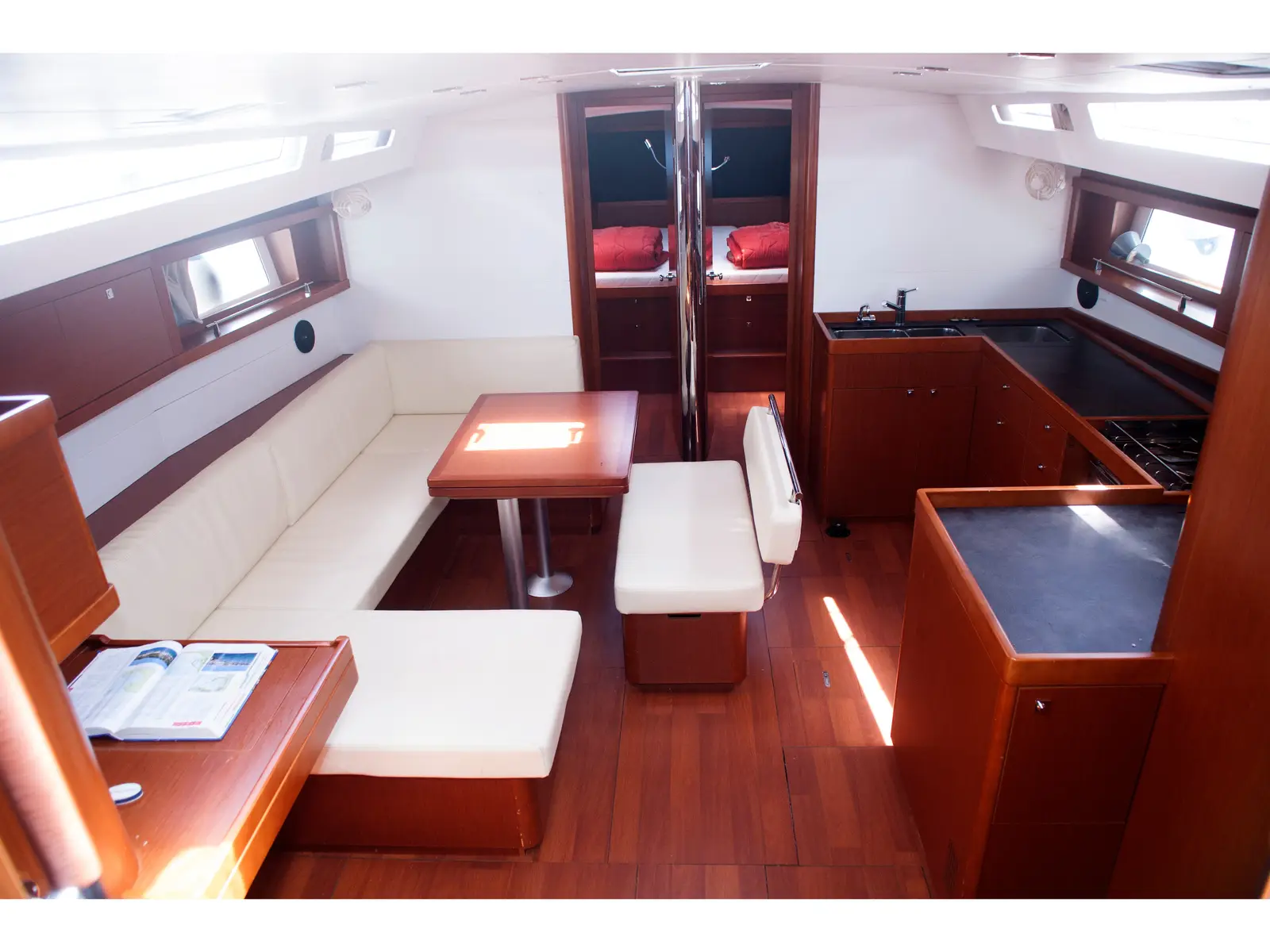 Annita, Interior image