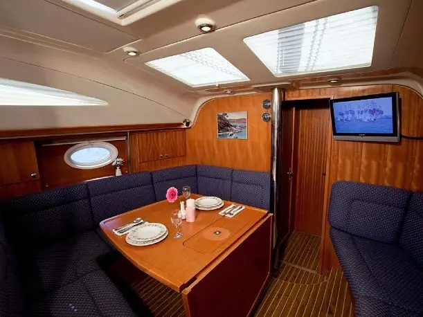 Kallisti, Interior image