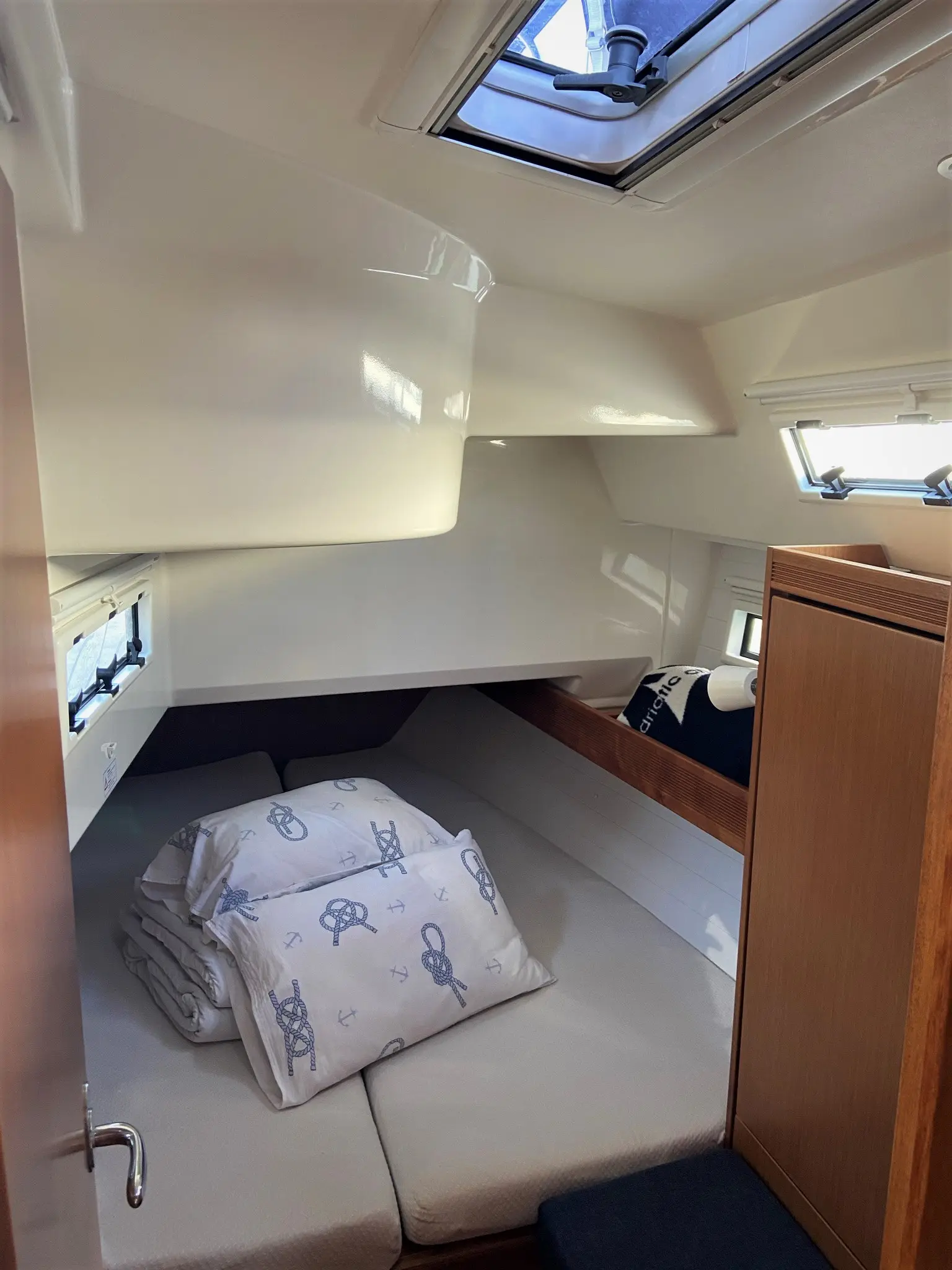 Nia-Nya, Left cabin