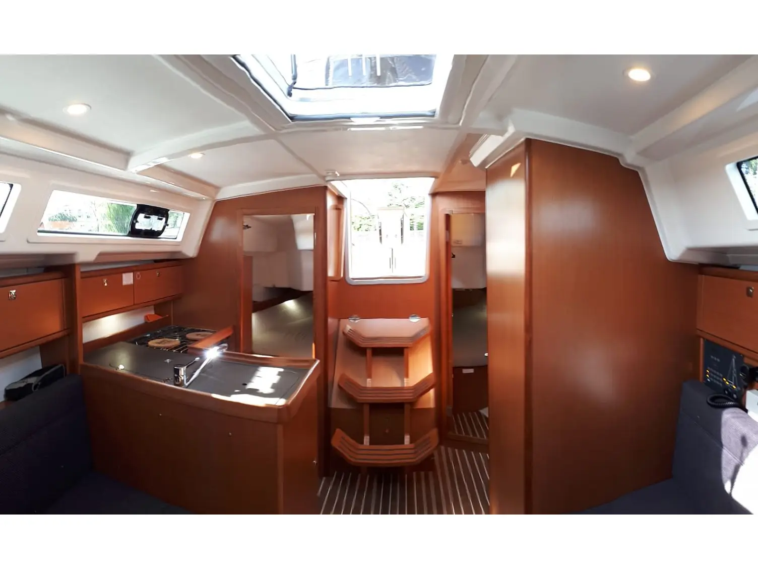 Joker, Interior image