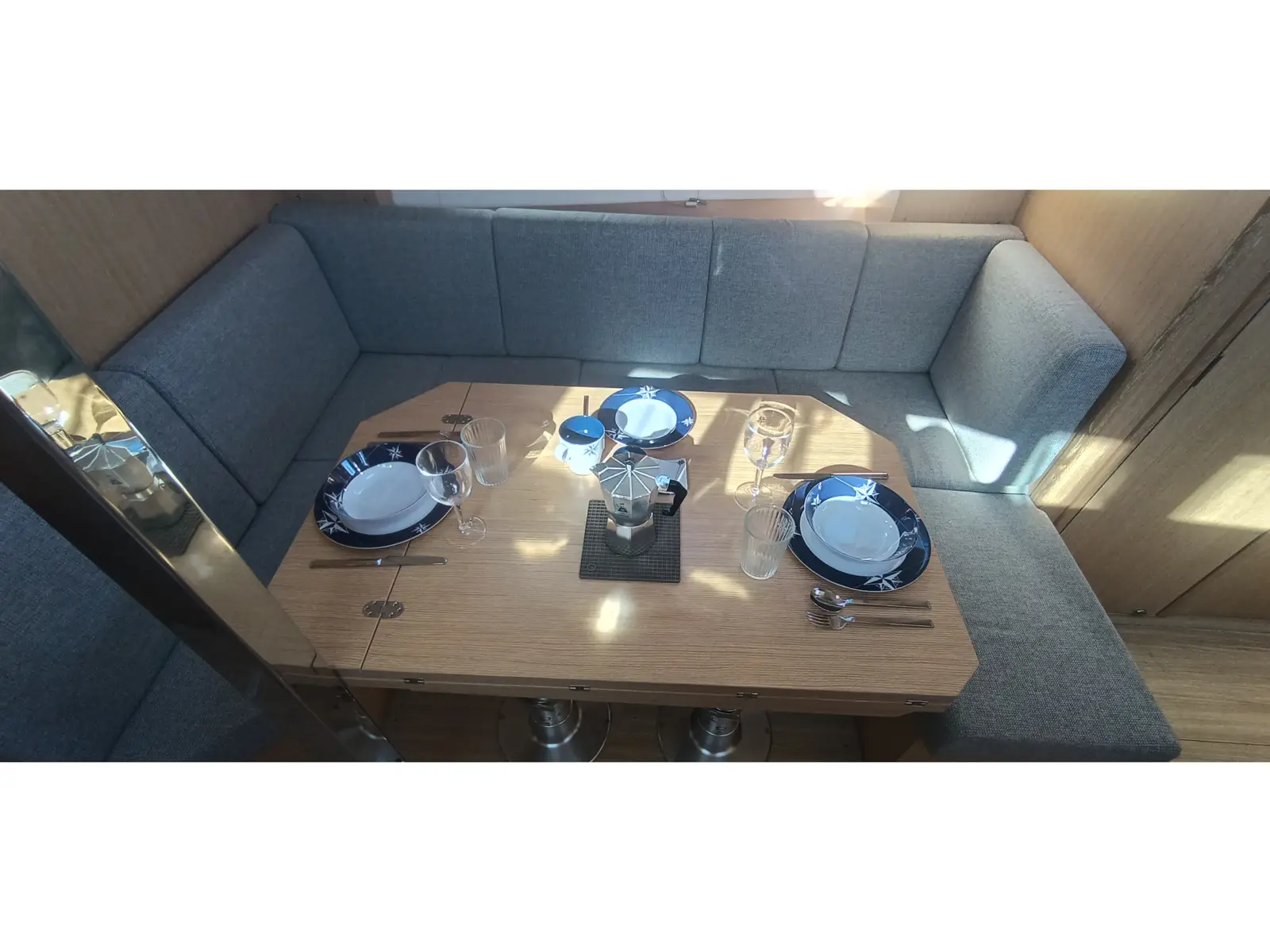 Bavaria C38, Interior image