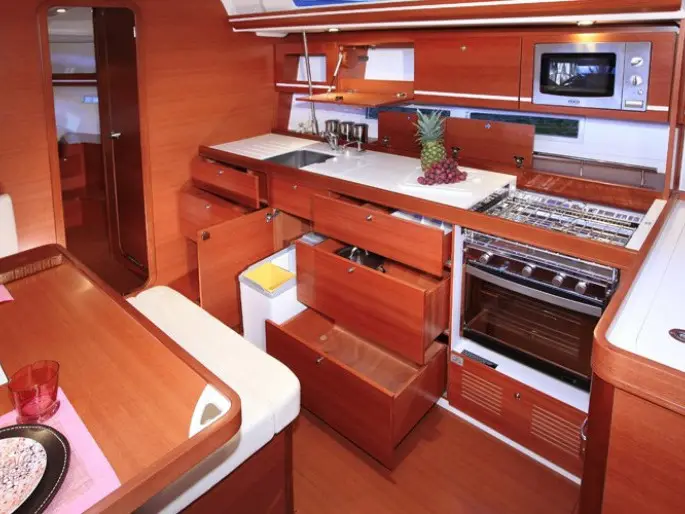 Pyrrha, Interior image