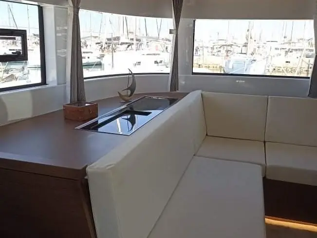 Silhouette, Interior image