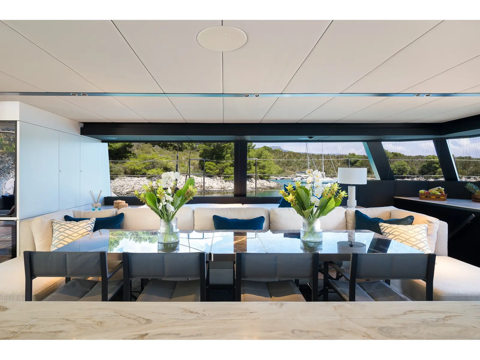 n + 1, Interior image