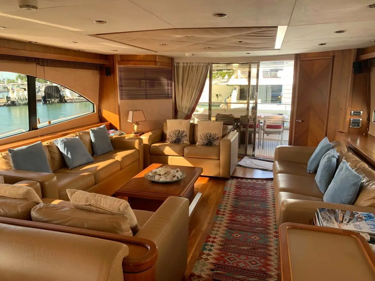 Major Affair, Interior image