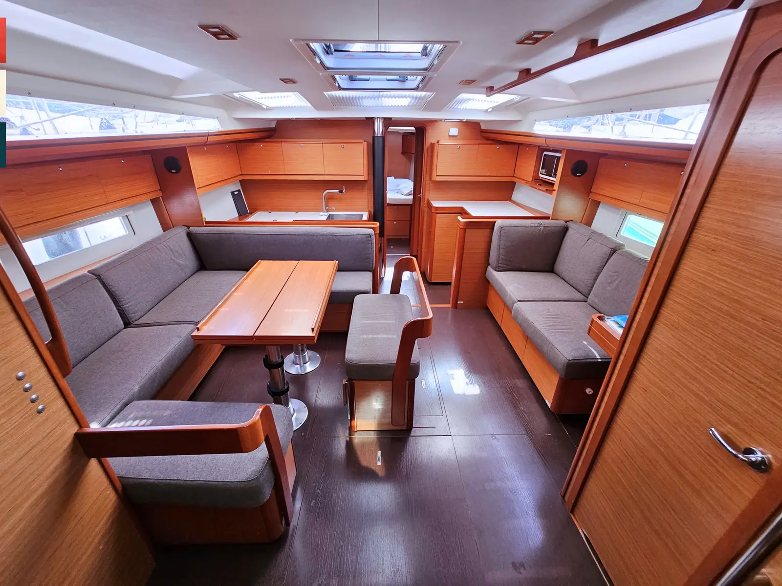 Maverick , Interior image