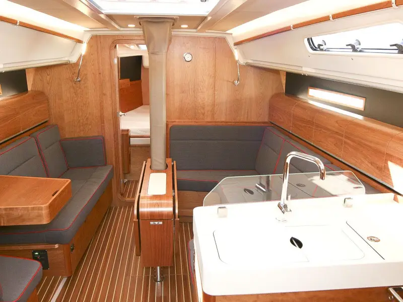 Ella, Interior image
