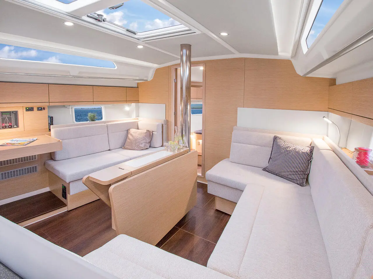 Aloisia, Interior image