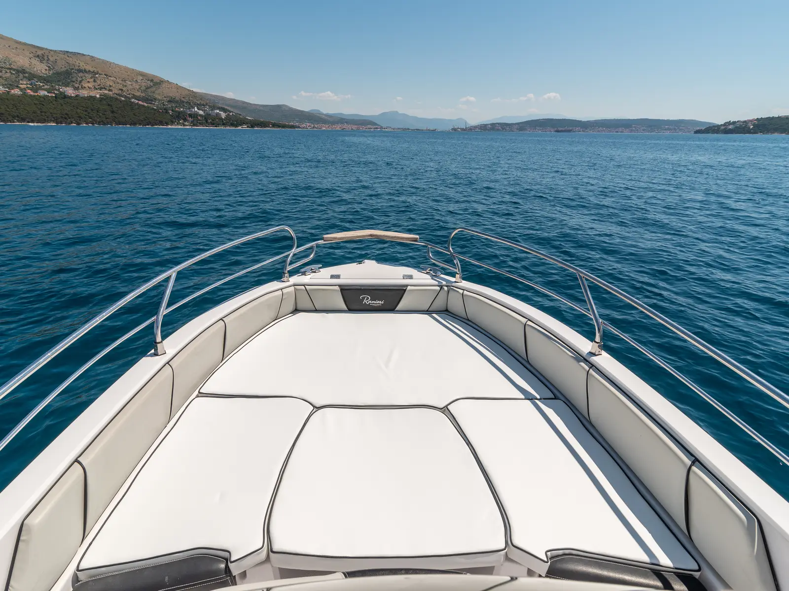 Ranieri 21, Interior image