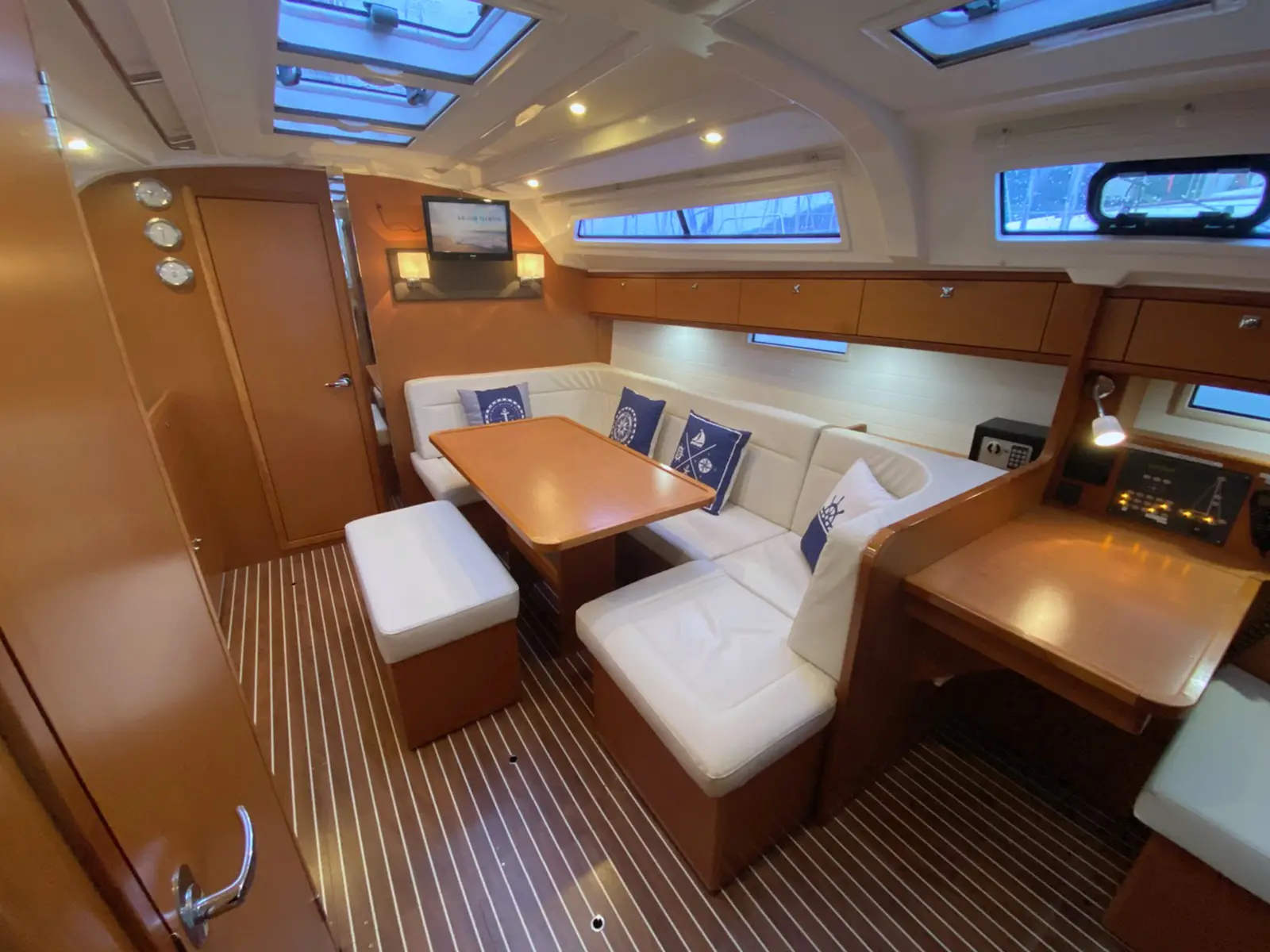Raven, Interior image