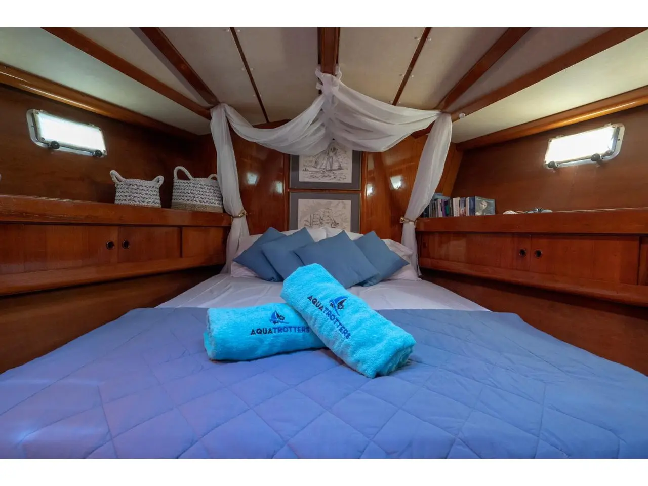 Stavros tou Notou, Interior image