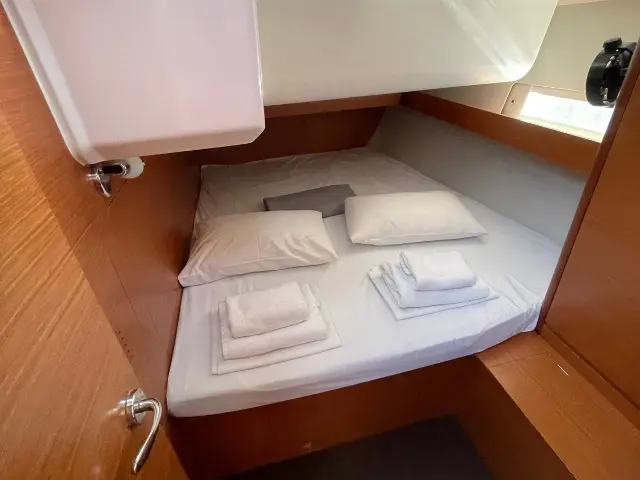 Despoina, Cabin
