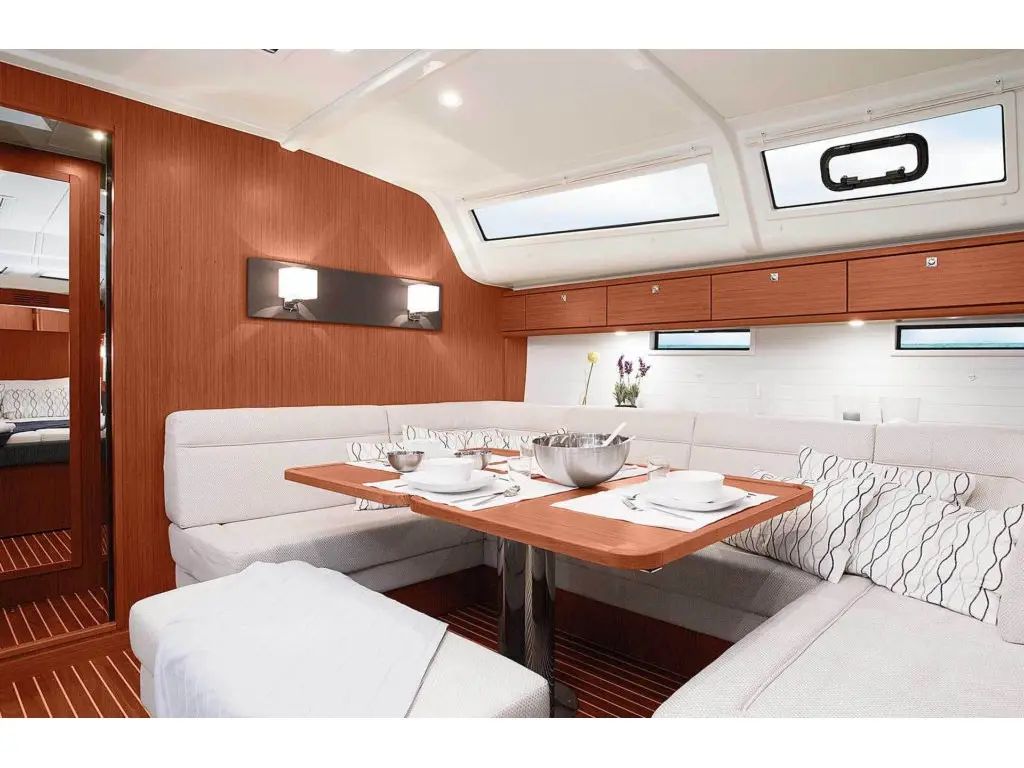Leonidas V, Interior image