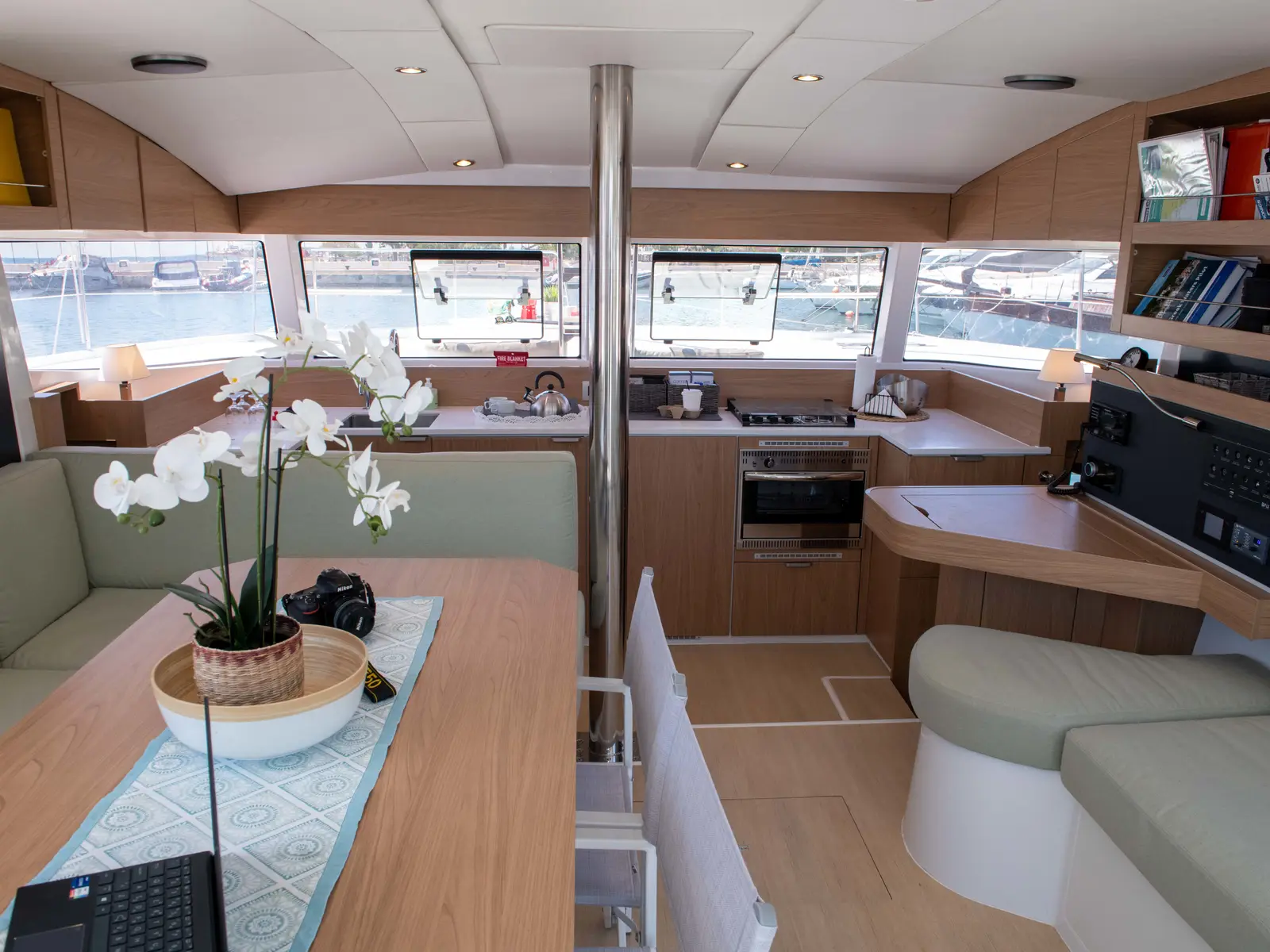 Ela Thalassa III, Interior image