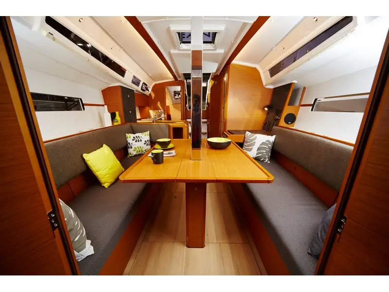 Wind Kiss, Interior image