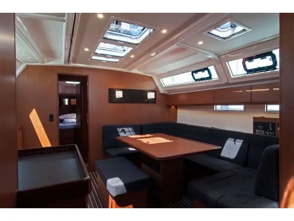 MIMI, Interior image