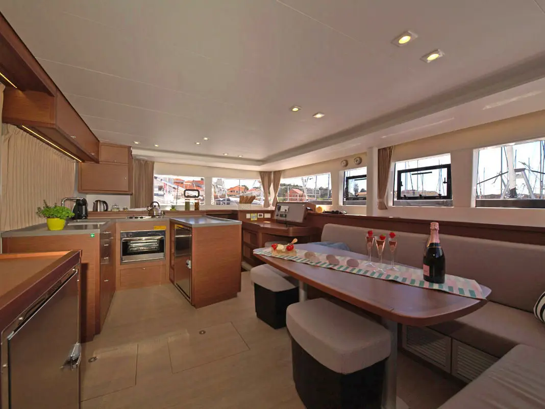 REGGAE POINT, Interior image