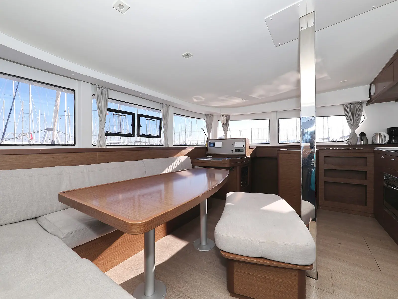FAT CAT, Interior image