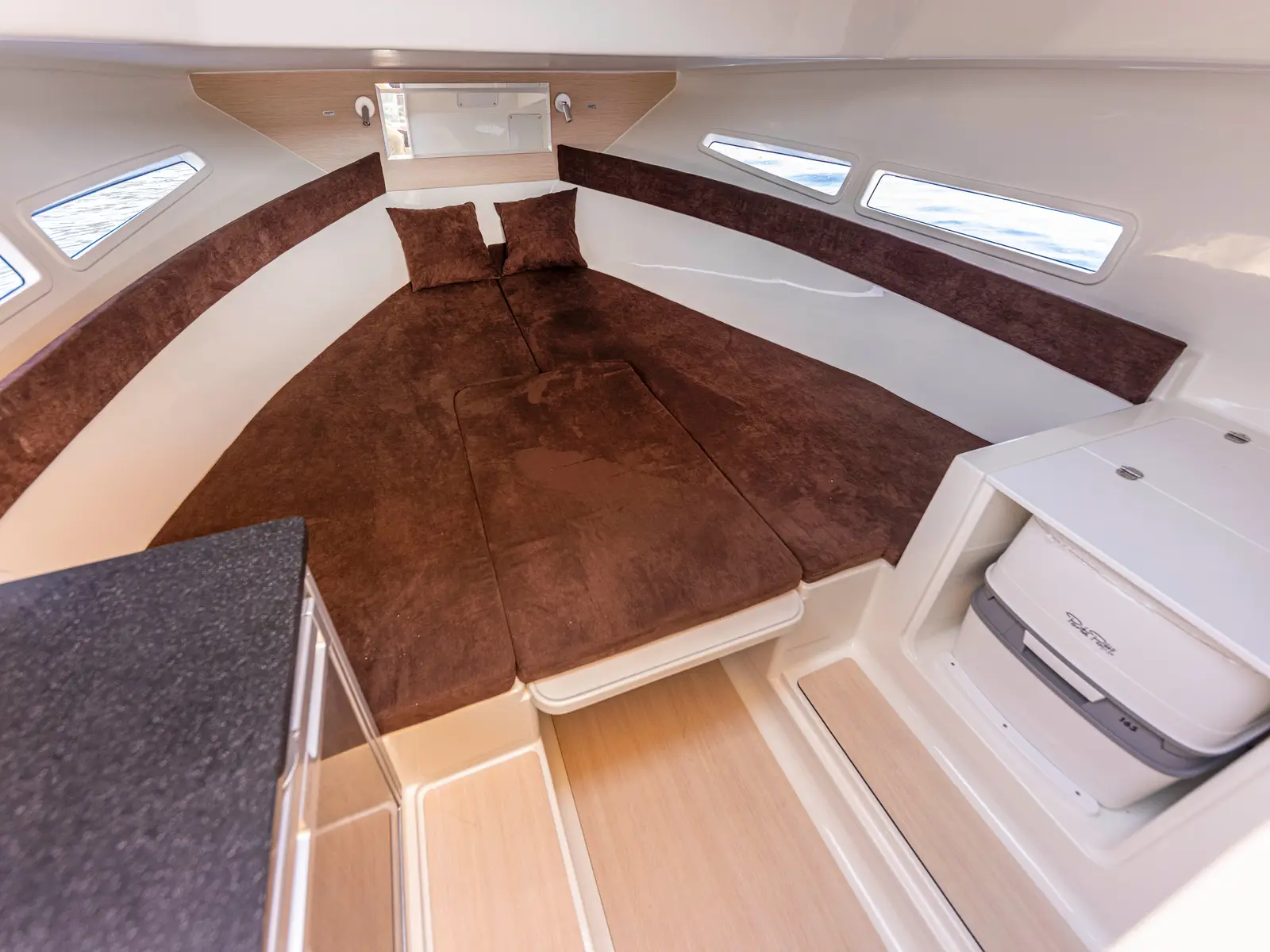 275322ML, Interior image