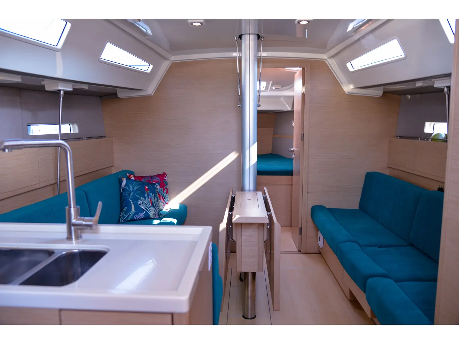 Larthia, Interior image