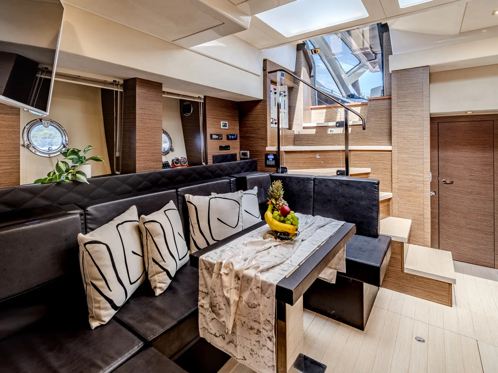 Darling Barbara, Interior image