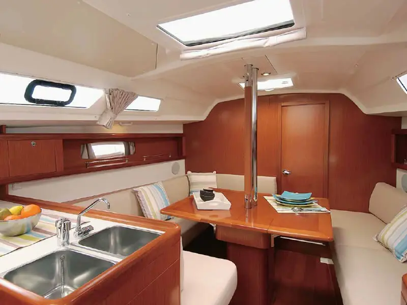 Marilou, Interior image