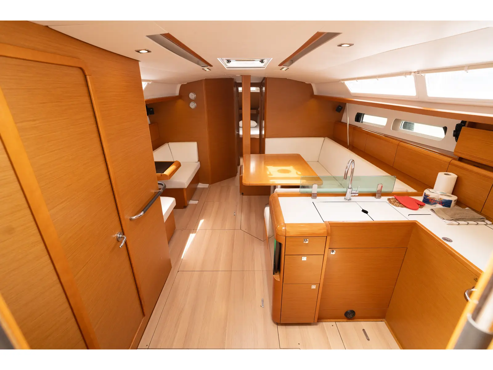ORESTIS, Interior image