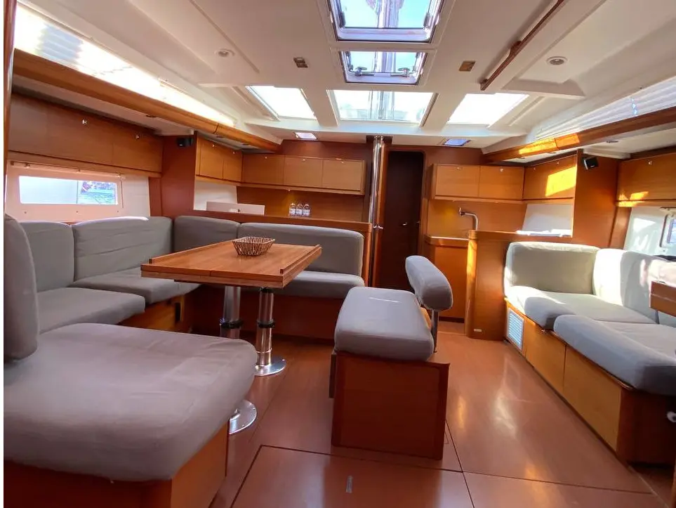 Maestro S, Interior image