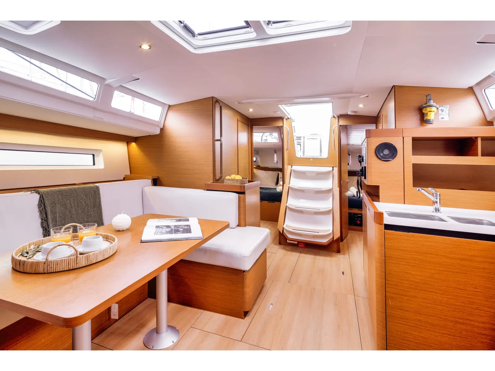 MARE MIA, Interior image