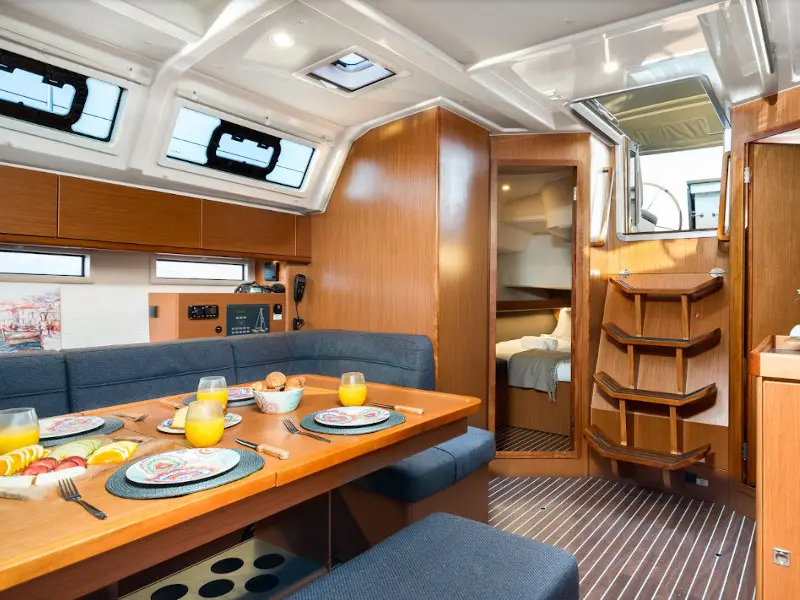 Queen Dina, Interior image
