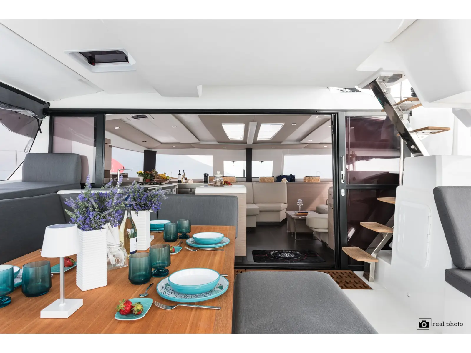 Papa Charlie - A/C, Generator, Water maker, Interior image