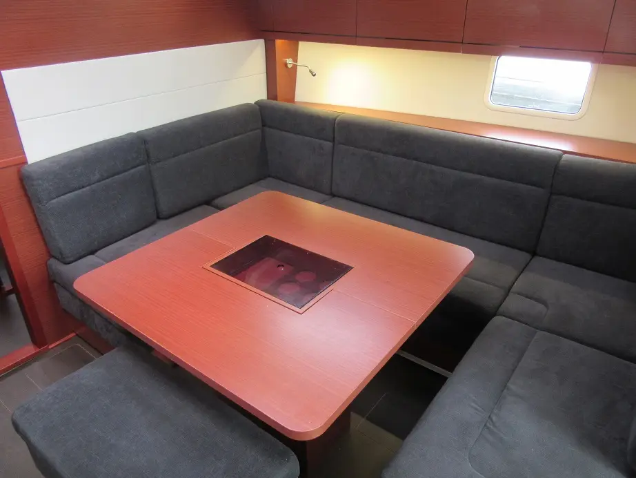 Seven, Interior image