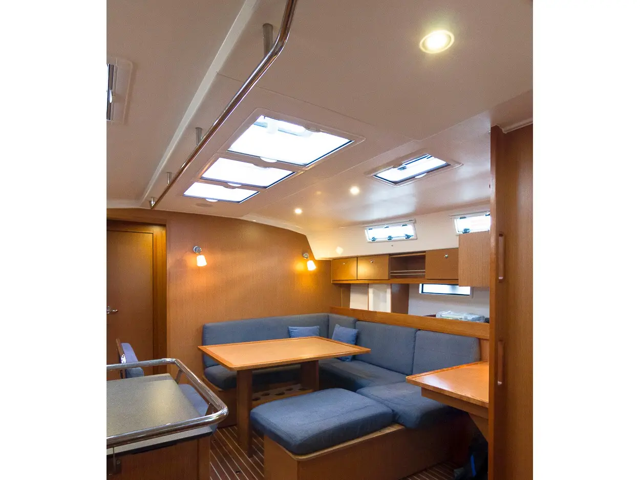 Akilina, Interior image