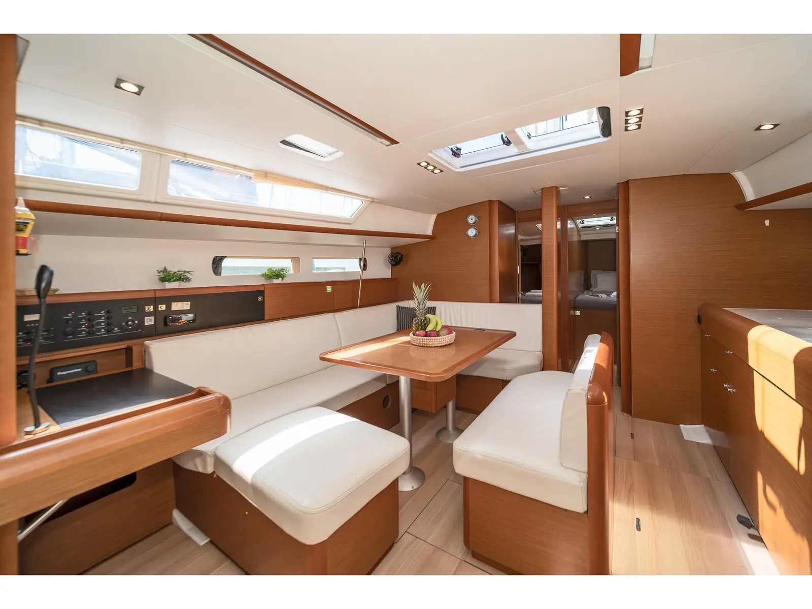 Aurelia, Interior image