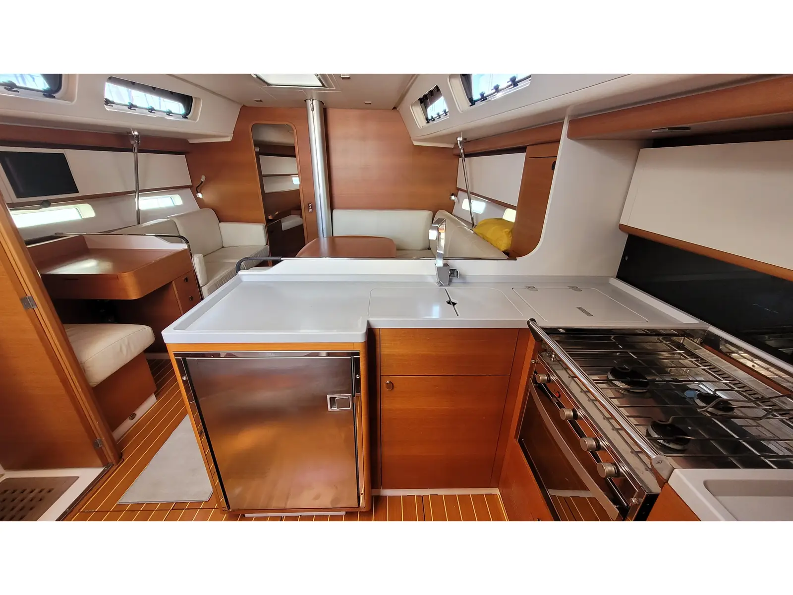 Papillon, Interior image