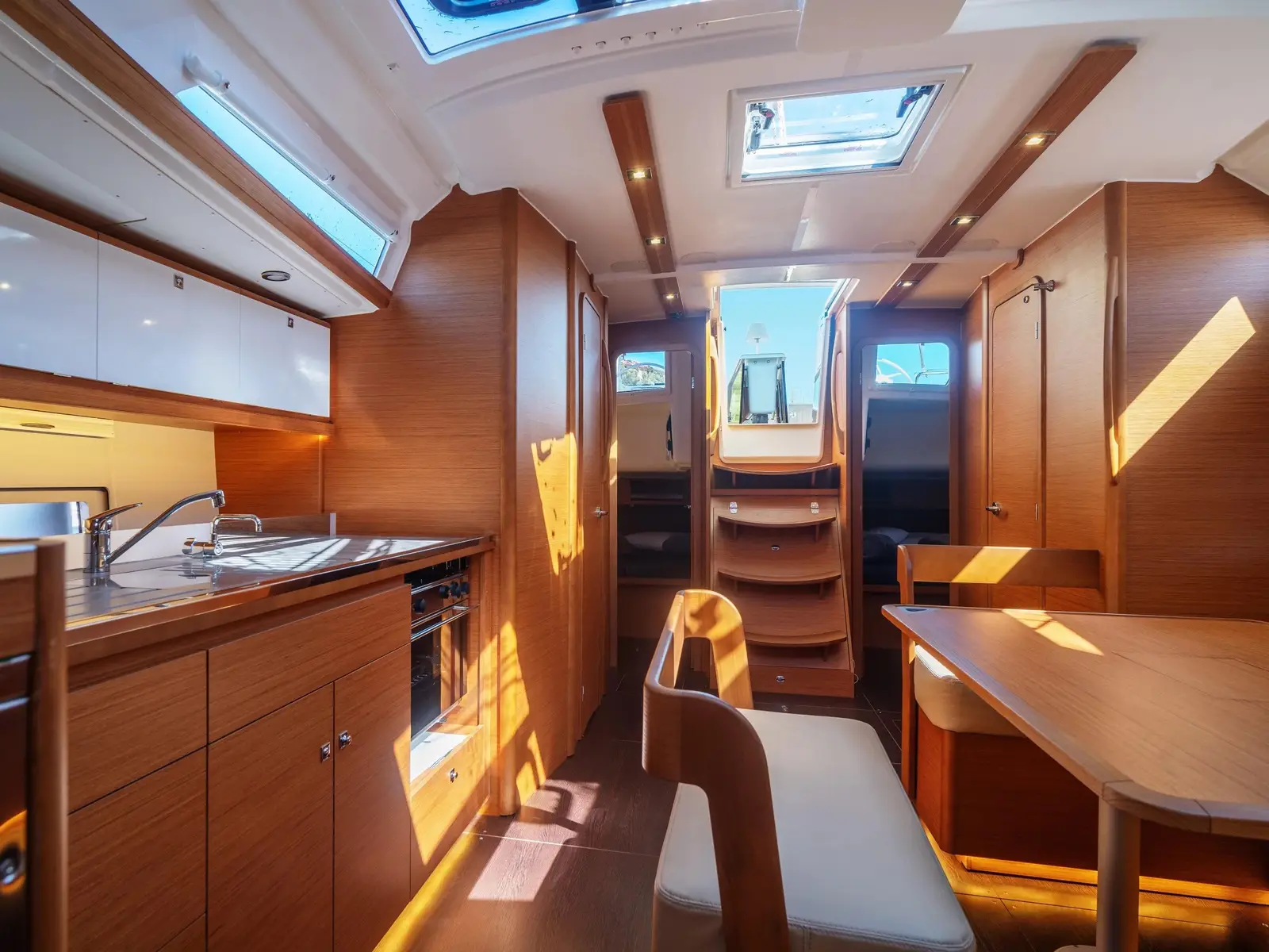 Ilio, Interior image