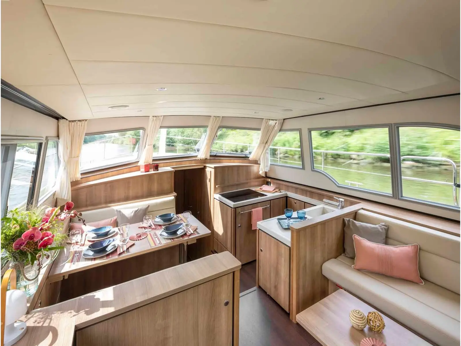 Amalie, Interior image