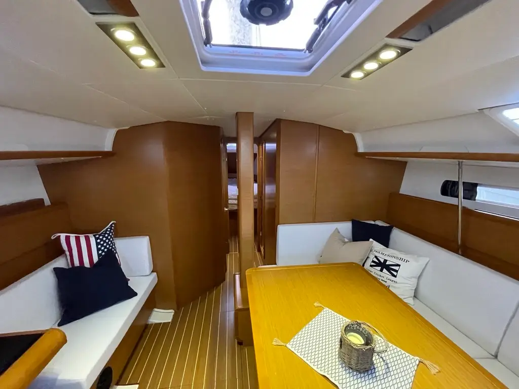 Petrine II, Interior image