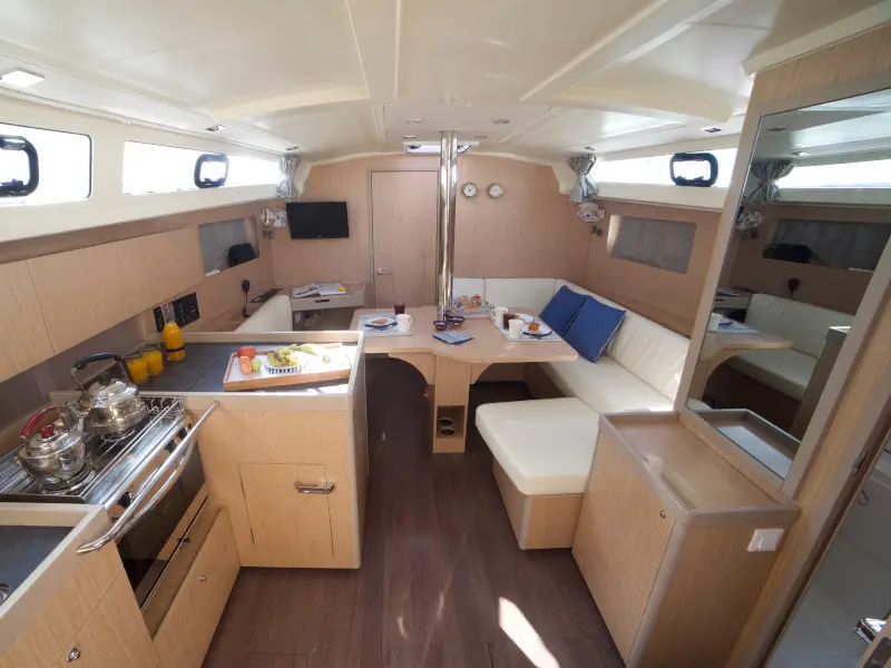 Felice, Interior image