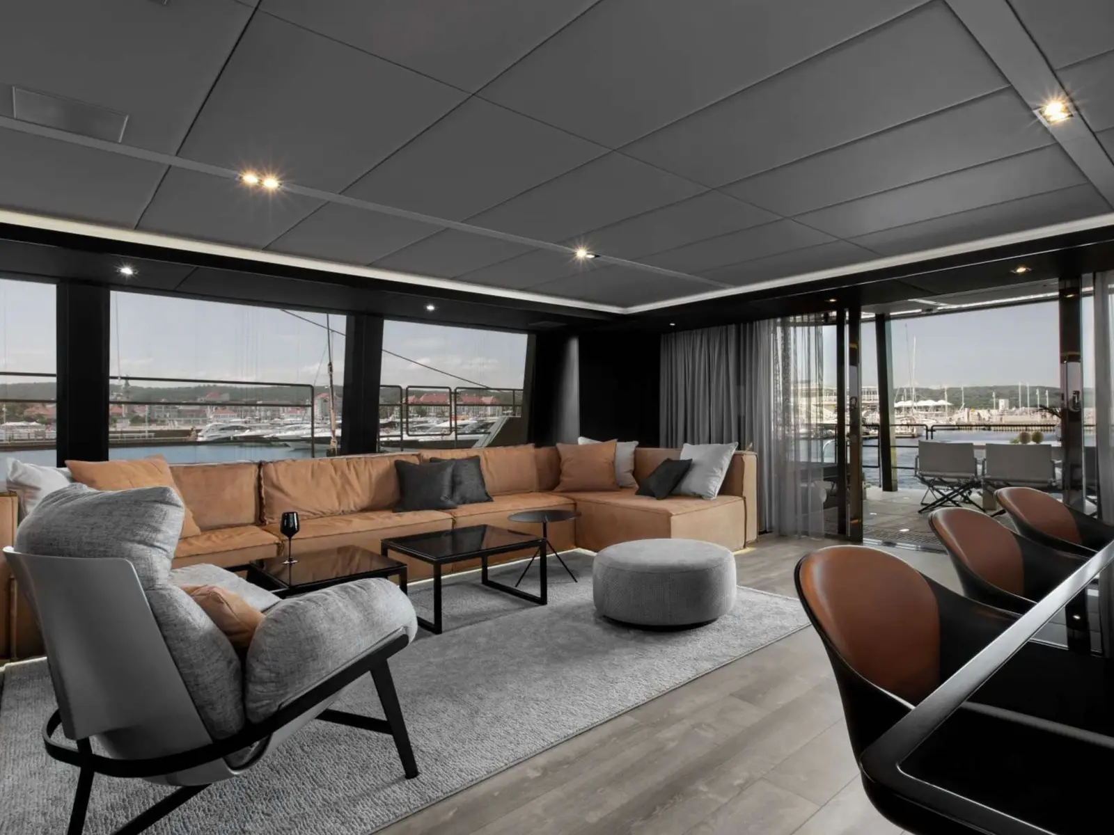 Grayone, Interior image