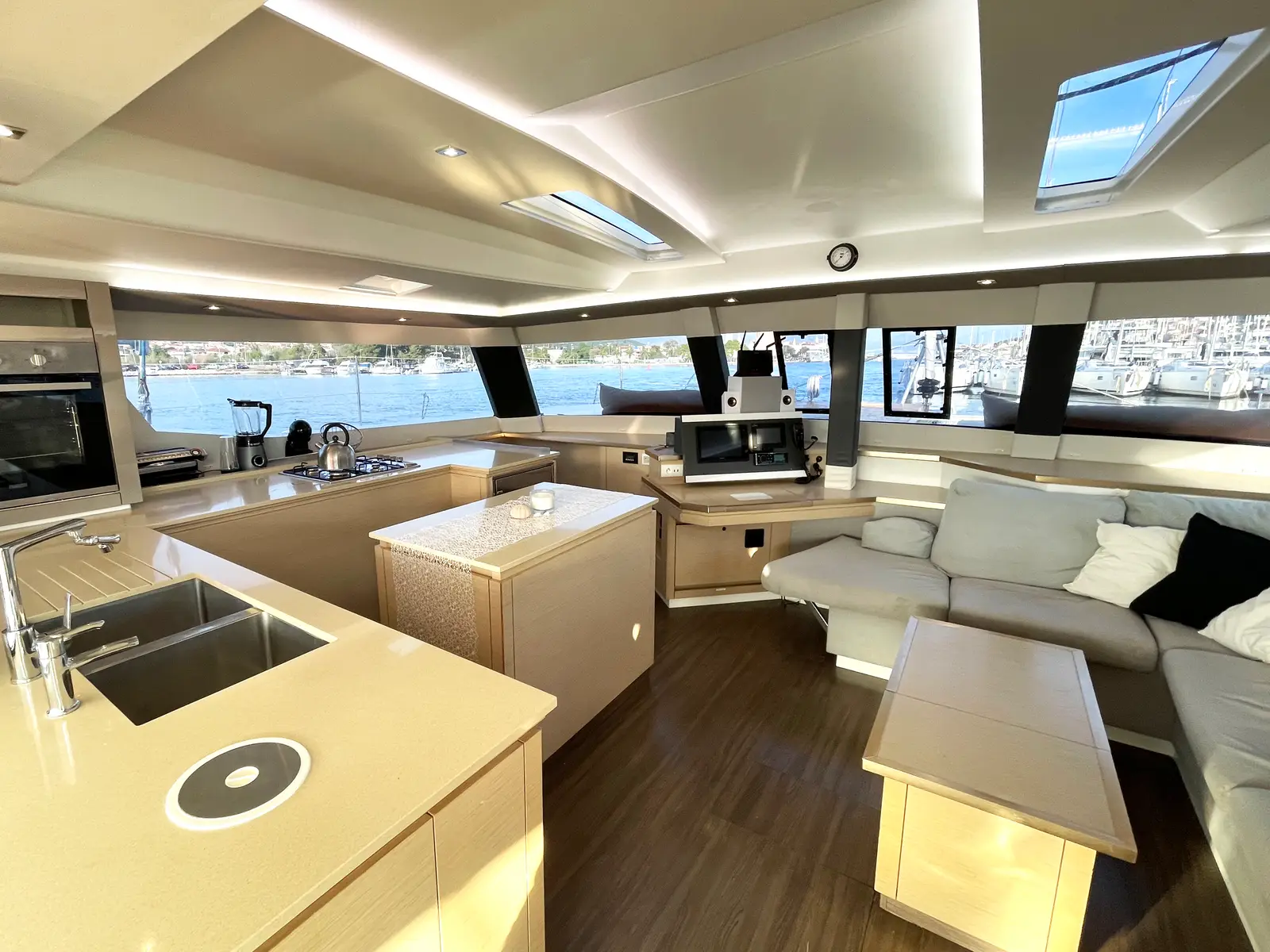 Lamela, Interior image