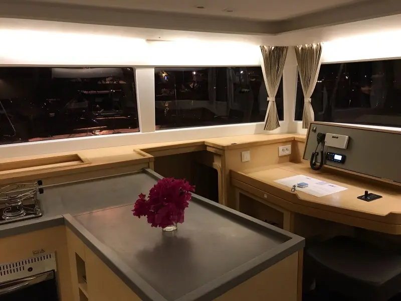 Maui, Ship / inside