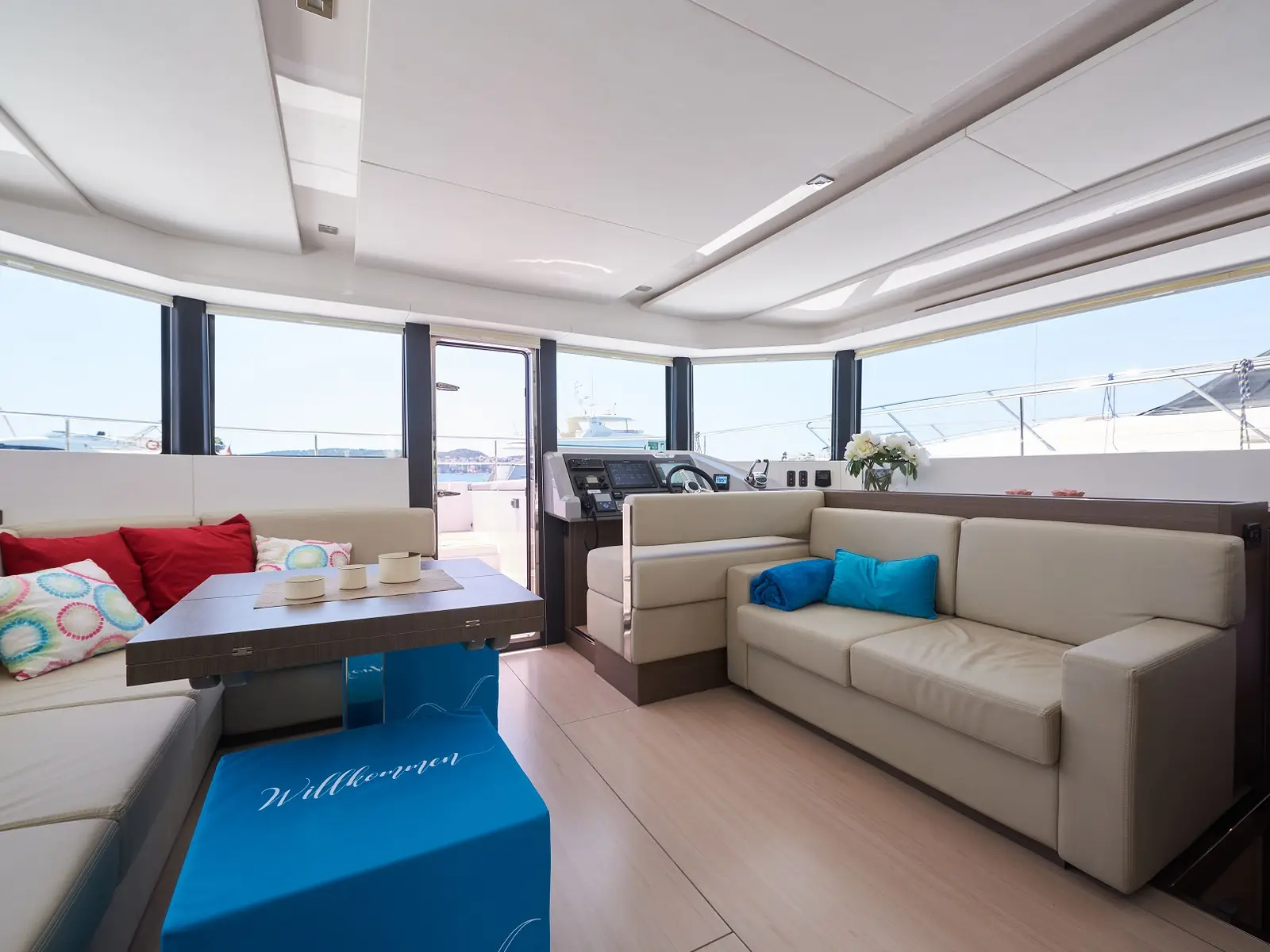 Good Vibes, Interior image
