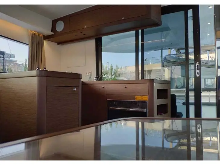 LAG IX, Interior image
