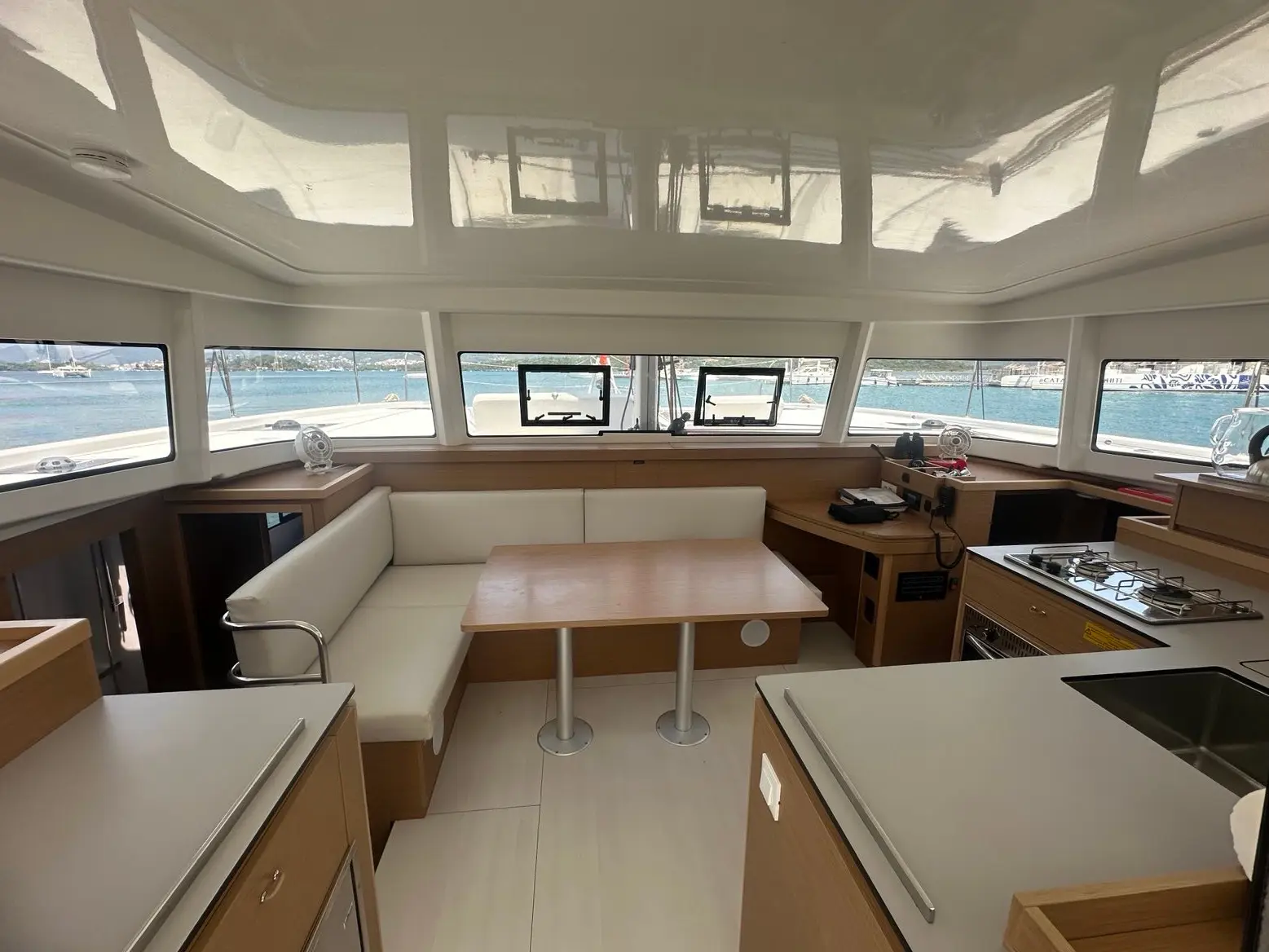 YELLOW BIRD V, Interior image