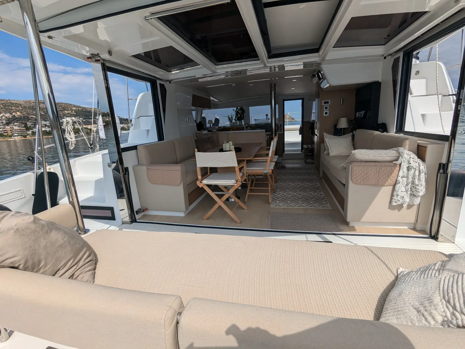 Leo, Interior image